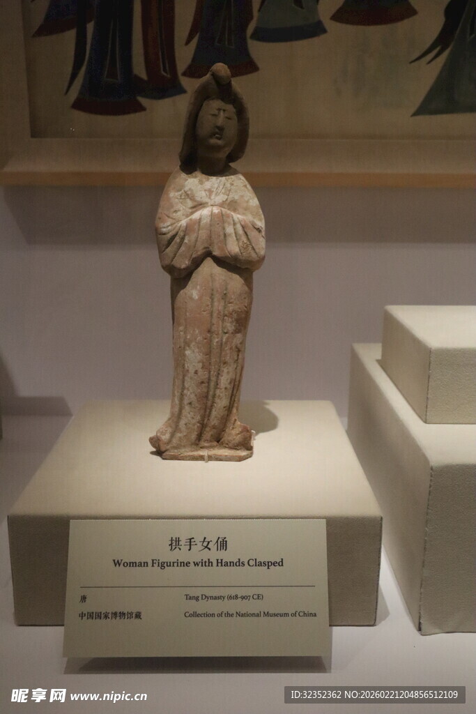 古老双手交叉人物雕像