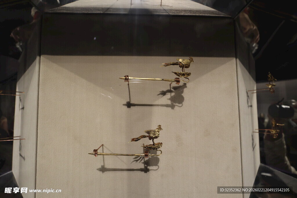 展示架上的精致小摆件