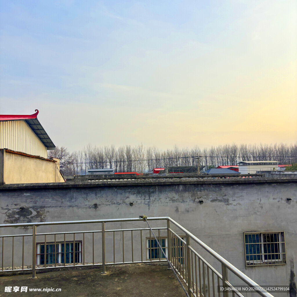 屋顶视角下的建筑与远景