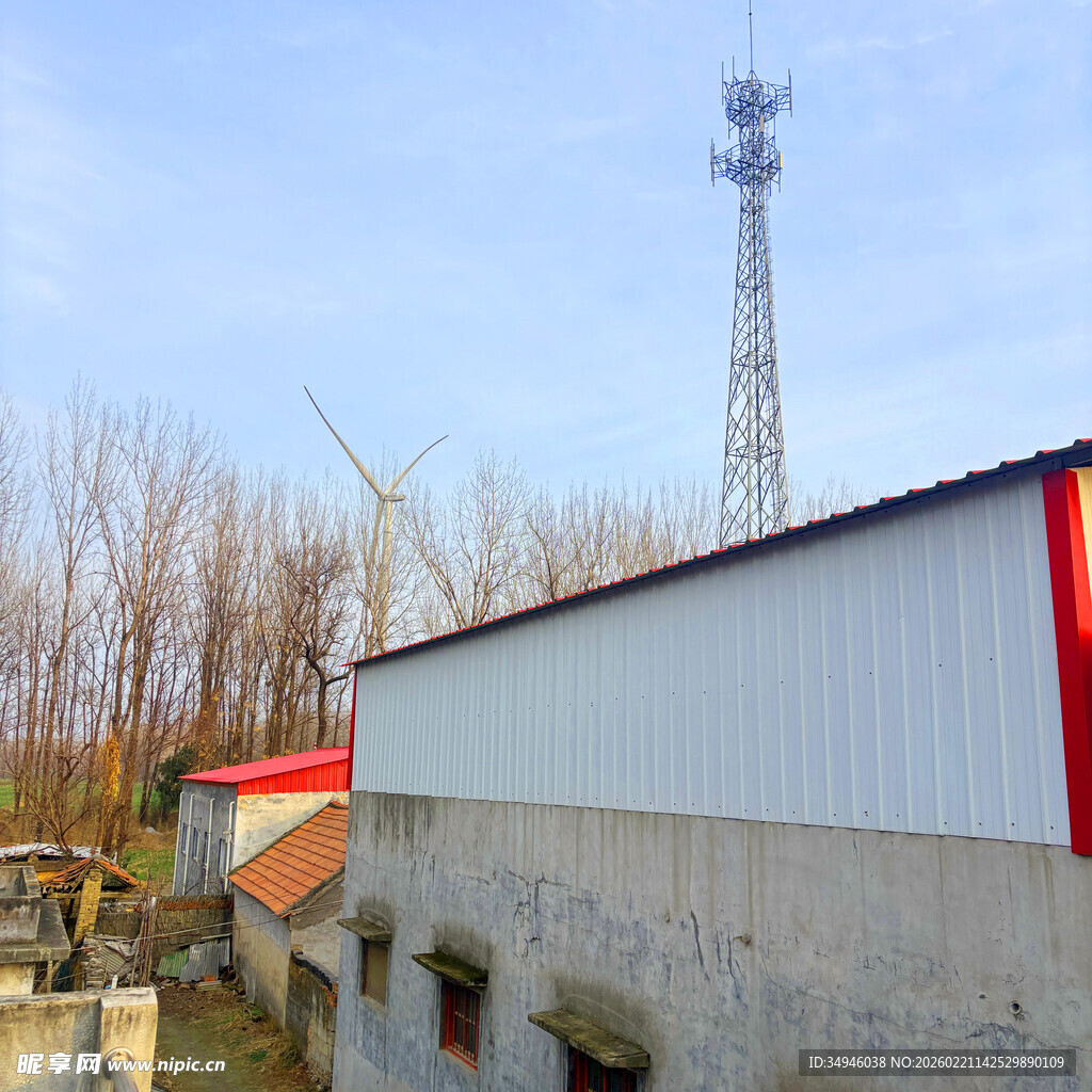 乡村旁的通信塔与建筑