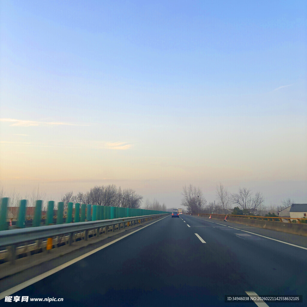 宽阔公路延伸向远方