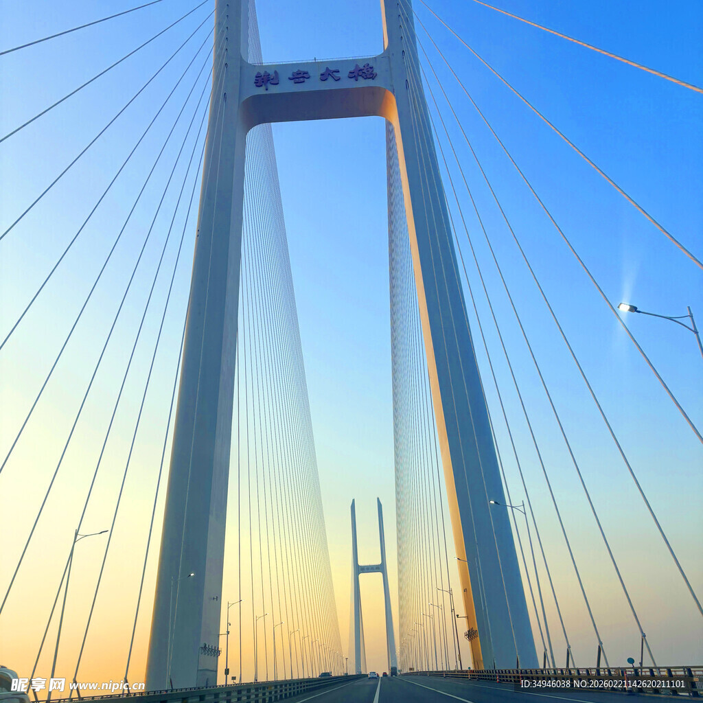 夕阳下的宏伟跨海大桥