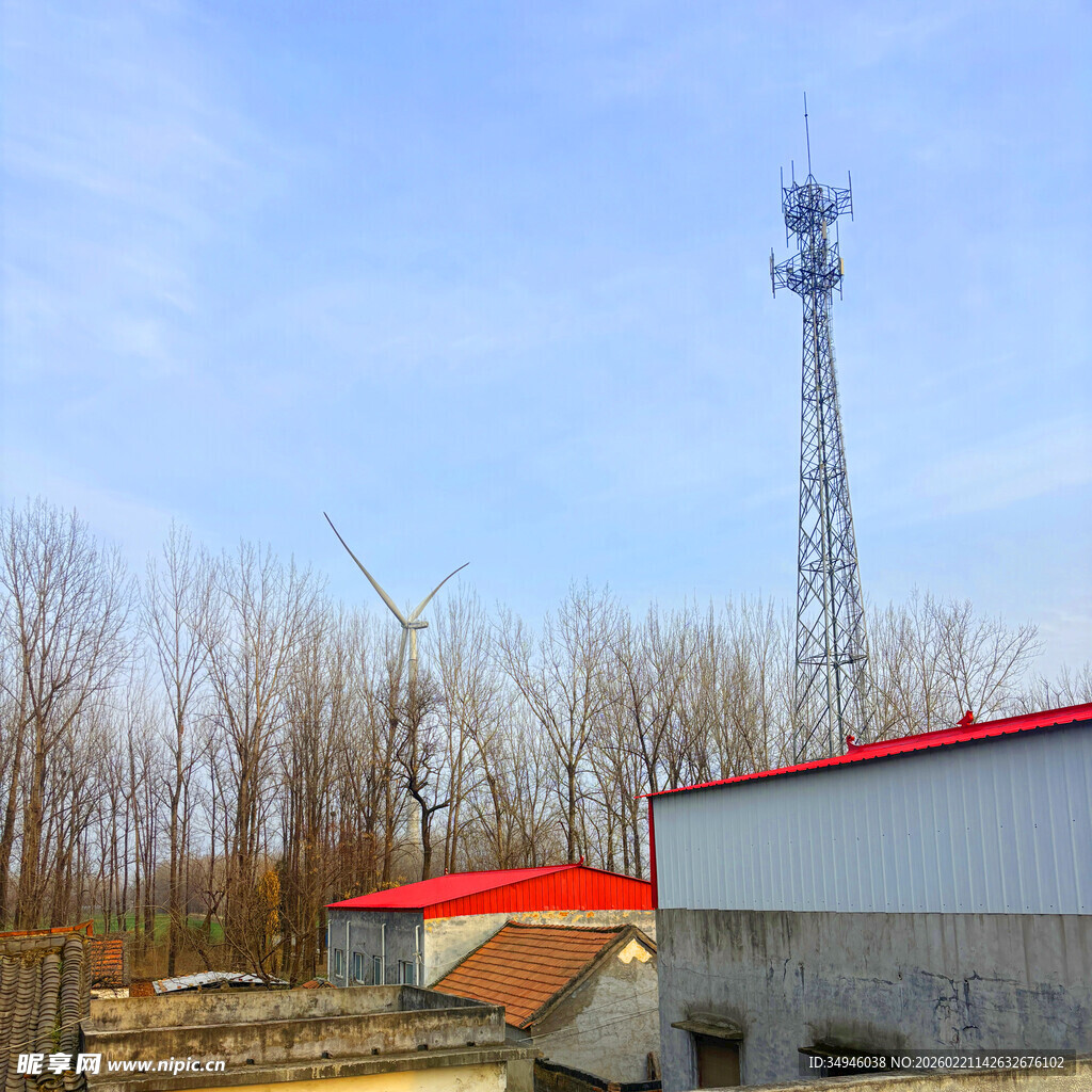 乡村旁的通信塔与风力发电机