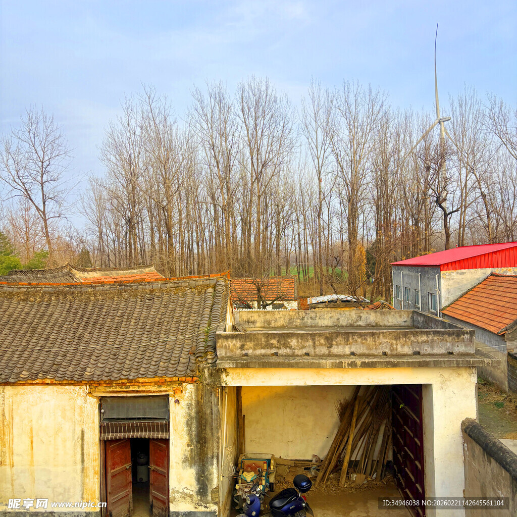 老旧农舍与周边萧瑟景象