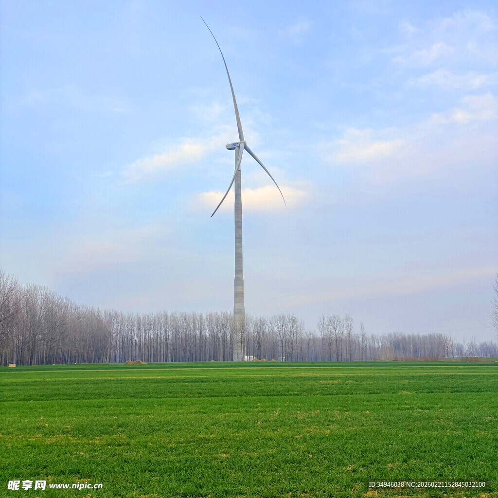 田野上的风力发电机