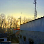 夕阳下的风车与通信塔