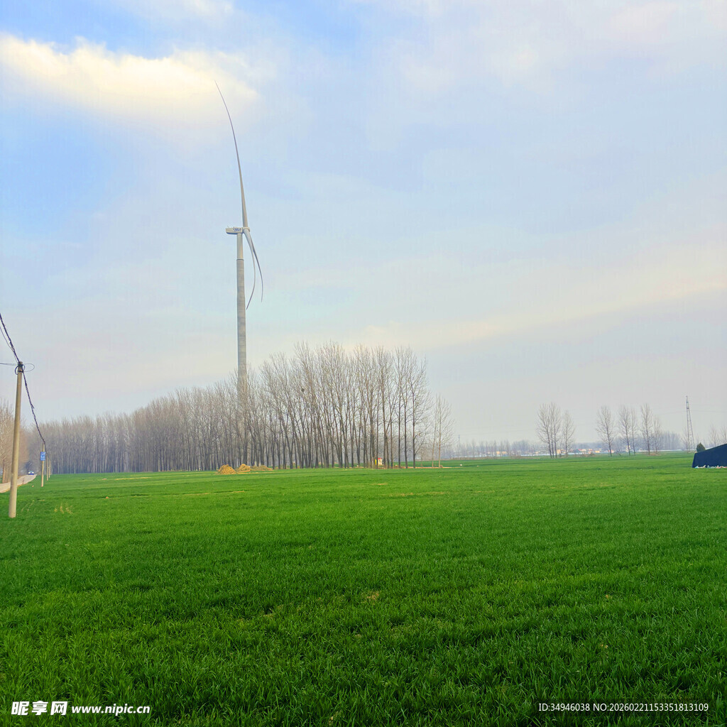 田野上的风力发电机