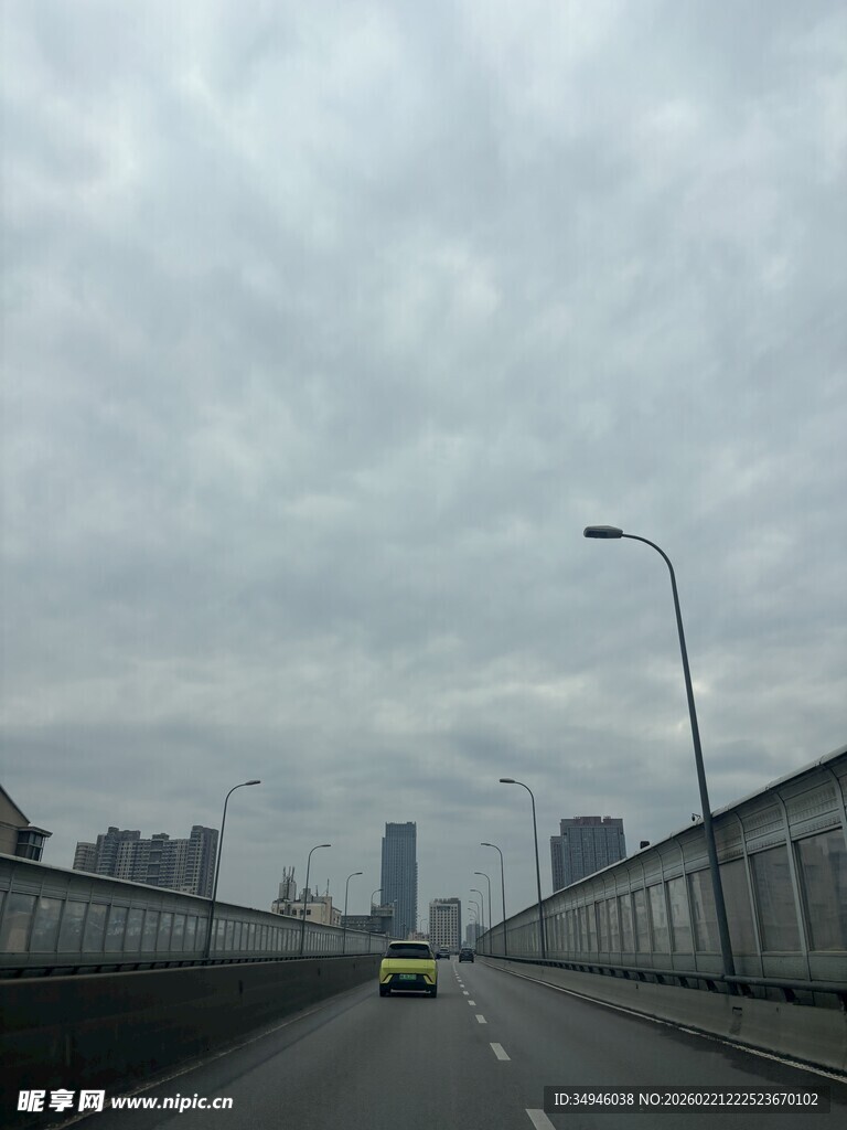 阴天城市公路行车景象