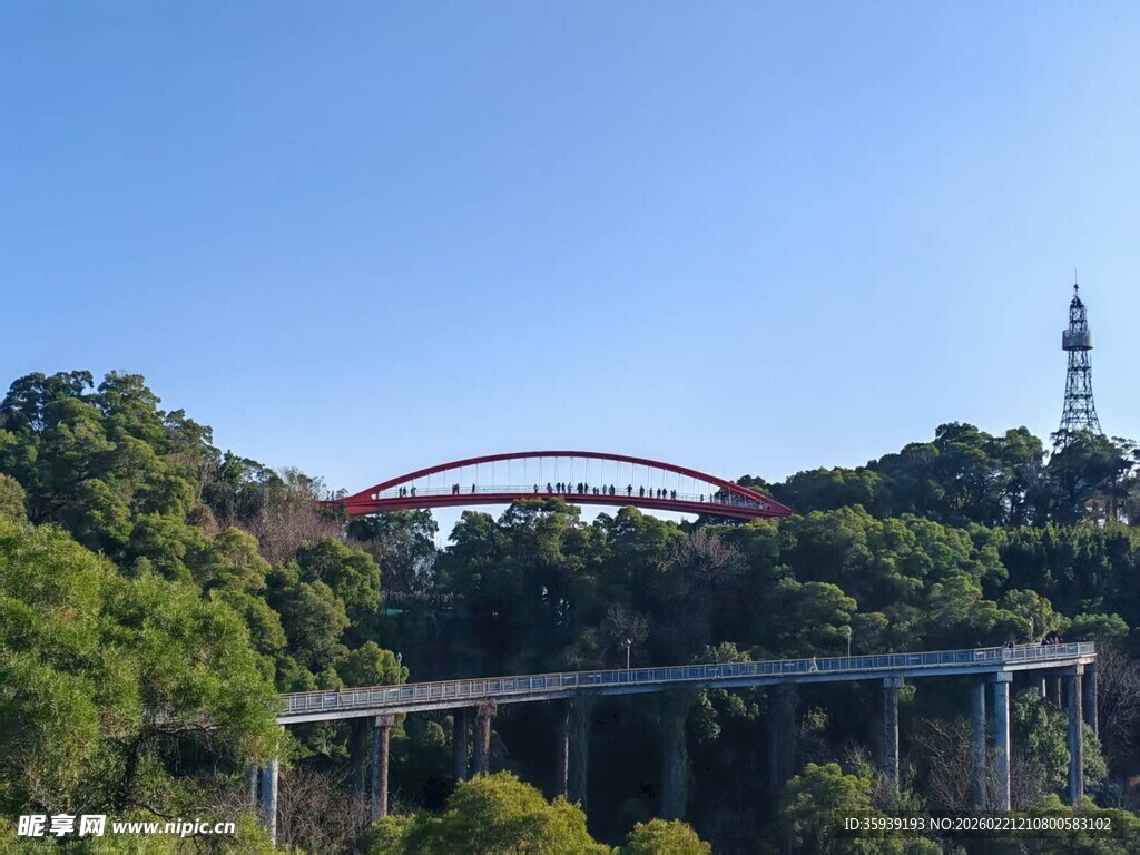 横跨山脉的桥梁