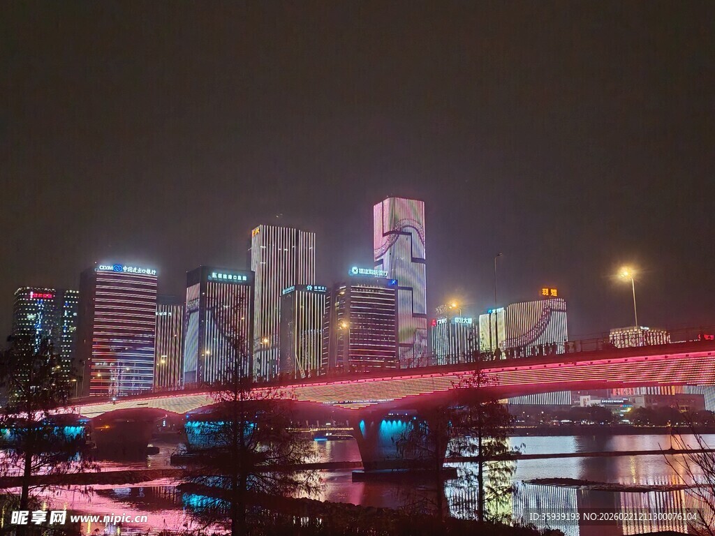 高楼大厦和大桥的LED灯光秀