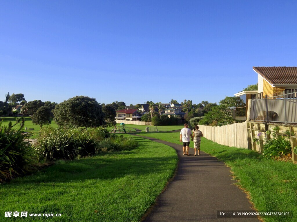 乡村小径上的悠闲漫步