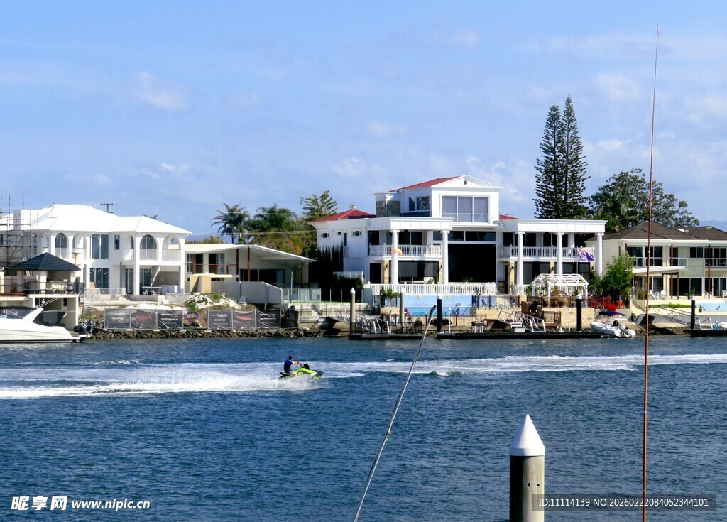 海滨别墅旁的水上活动场景