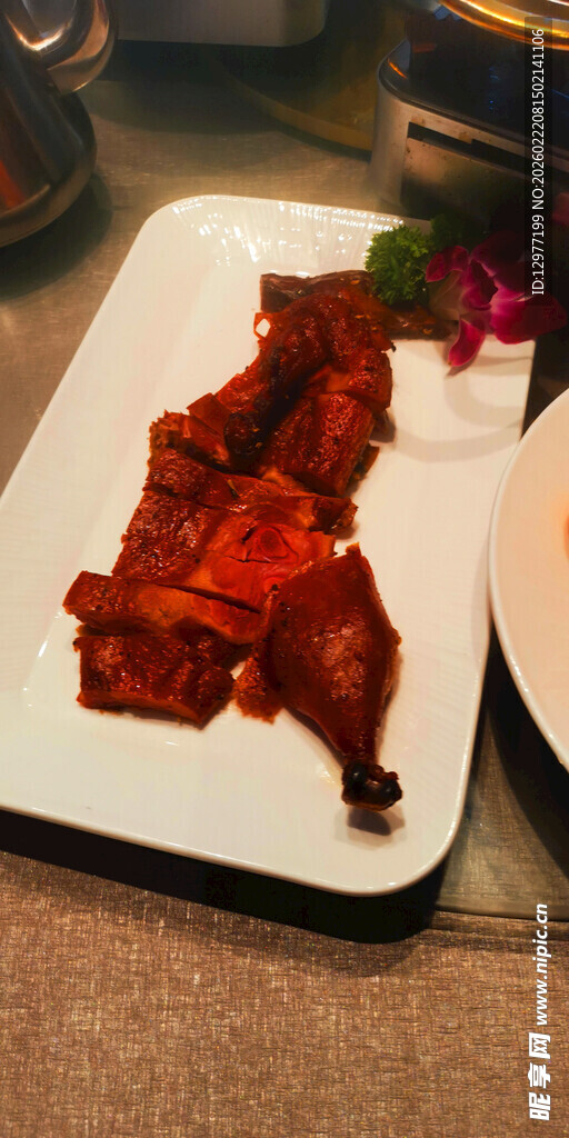 美味酱烤鸭排骨摆于白盘