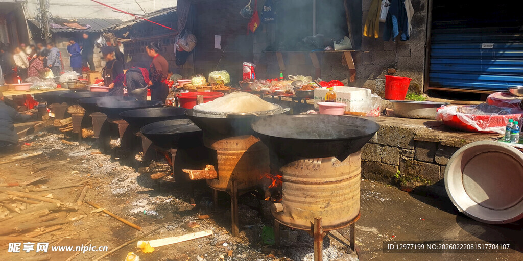 乡村露天烹饪场景