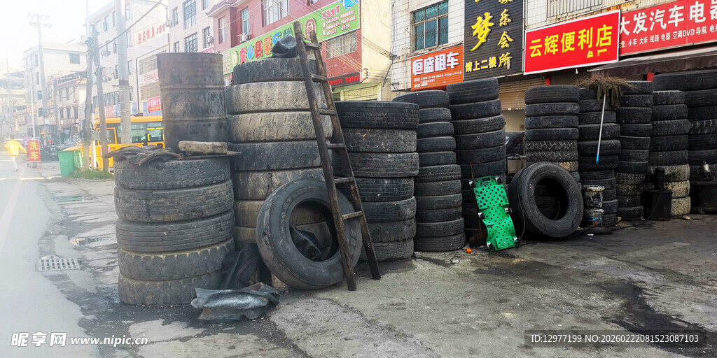 街边堆放的废旧轮胎