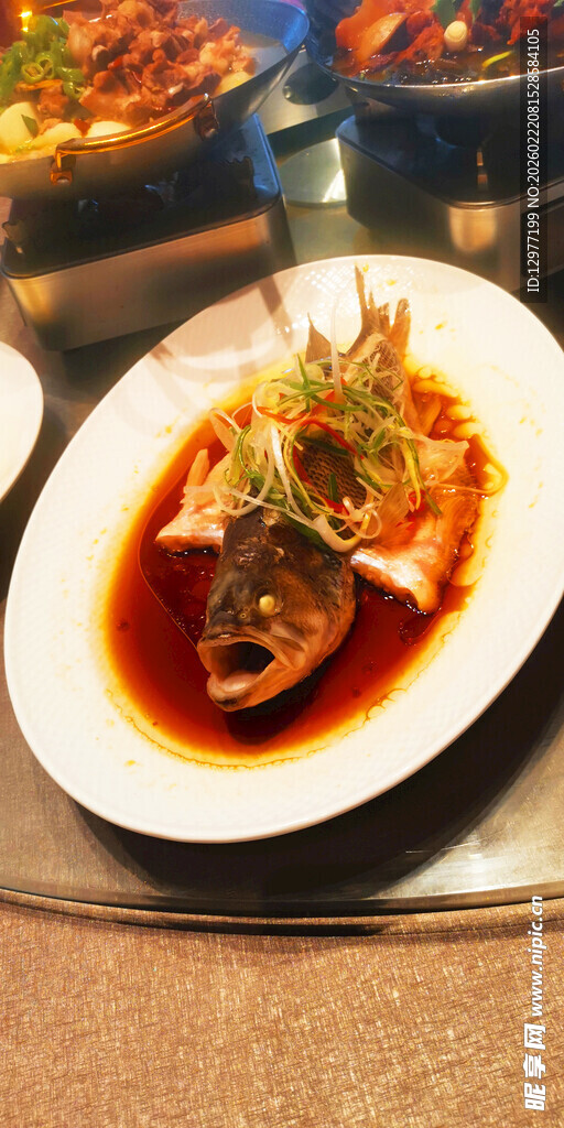 美味红烧鱼摆放在盘中