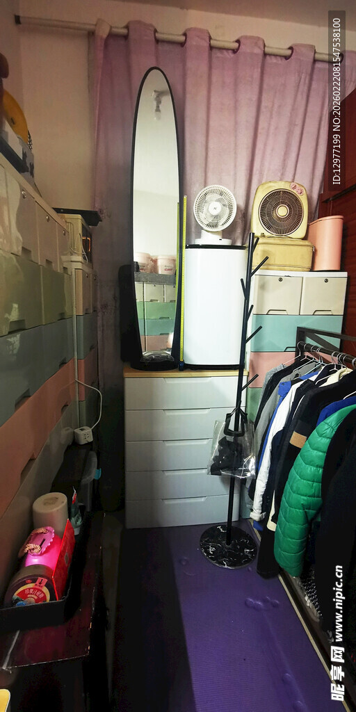 温馨衣物收纳小空间