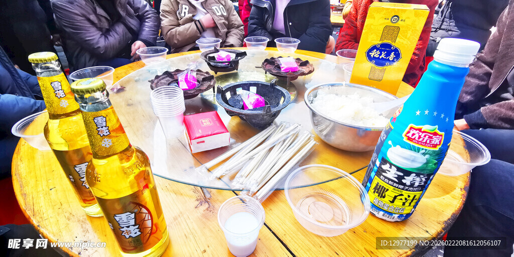 桌上的多样美食与饮品