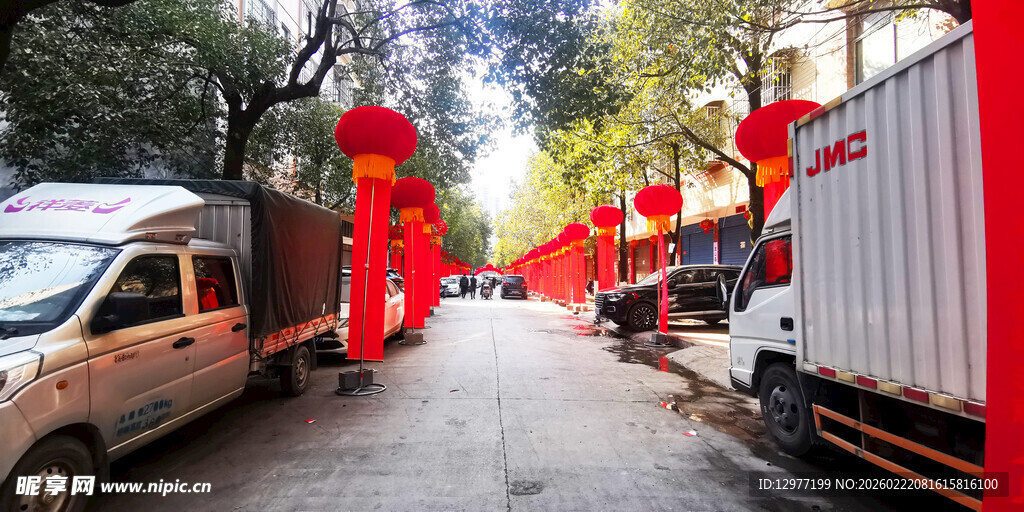 街道旁停放的货车与红灯笼