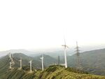 山巅上的风力发电机组