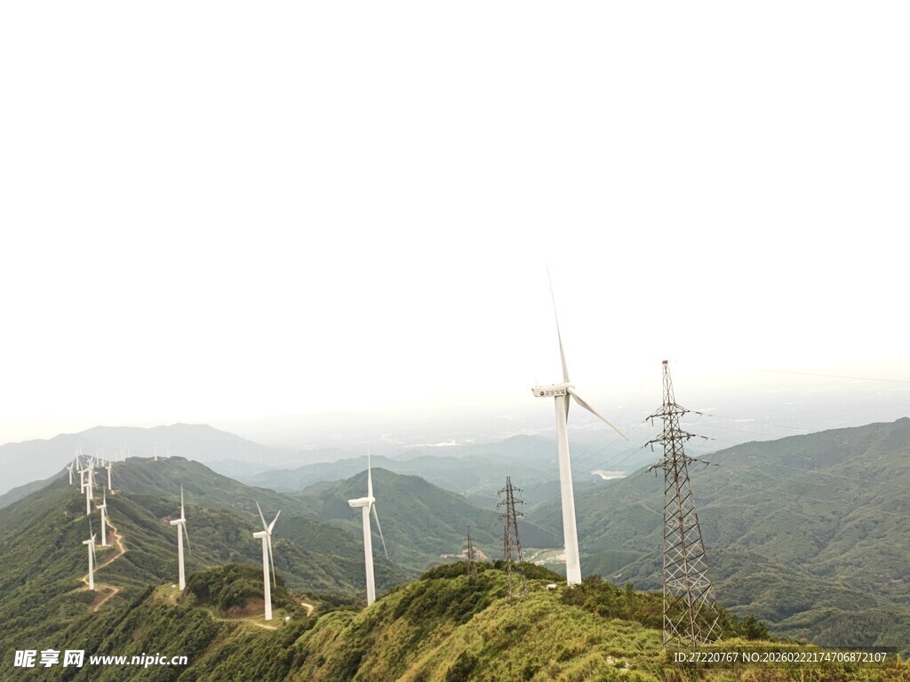 山巅上的风力发电机组
