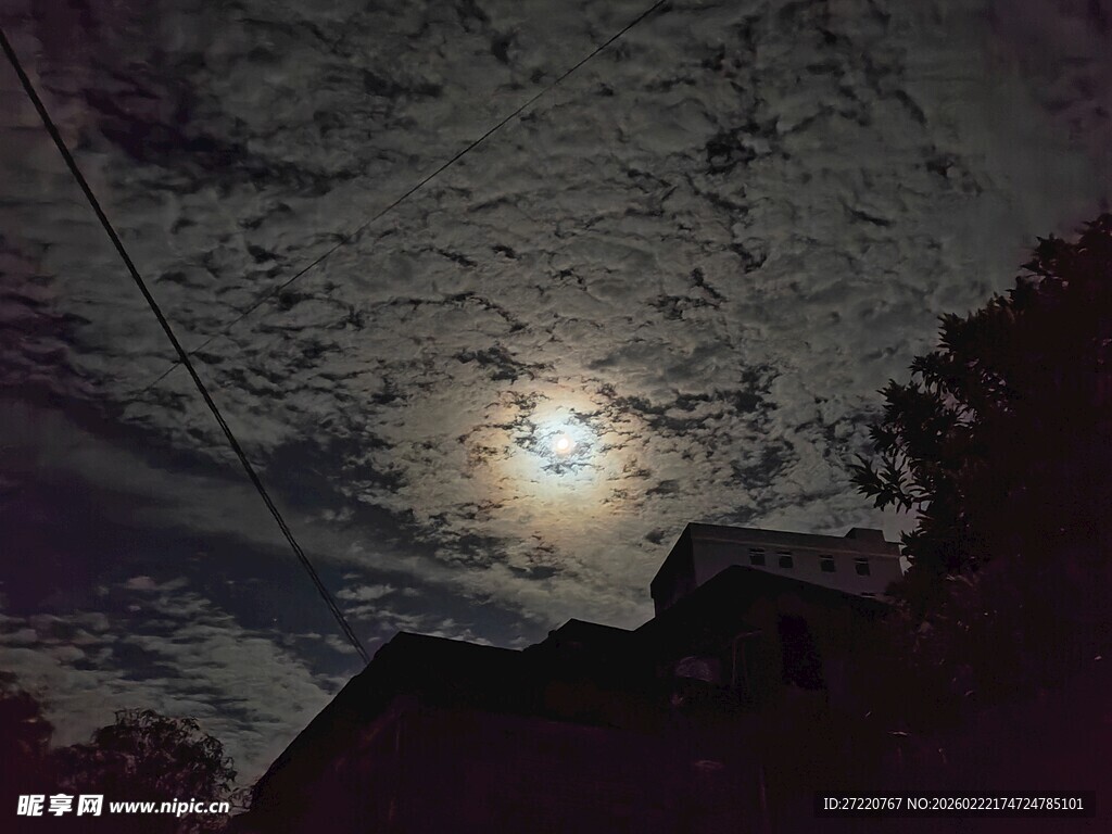 月夜下的房屋与朦胧天空