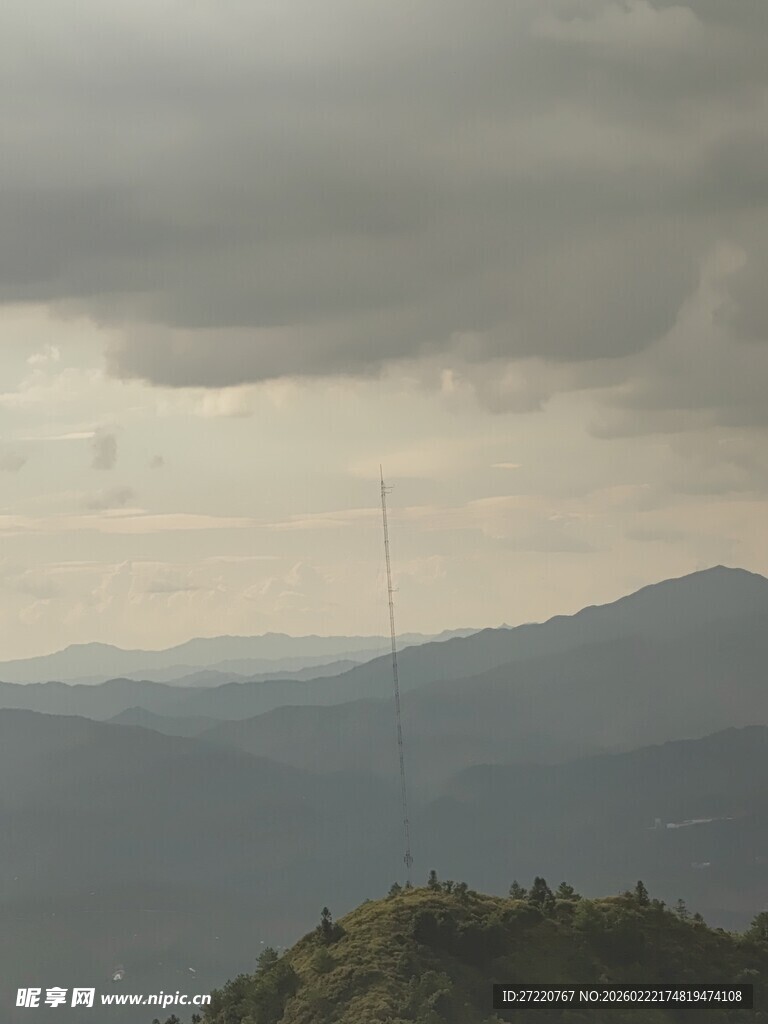 山峦云雾间的自然景致