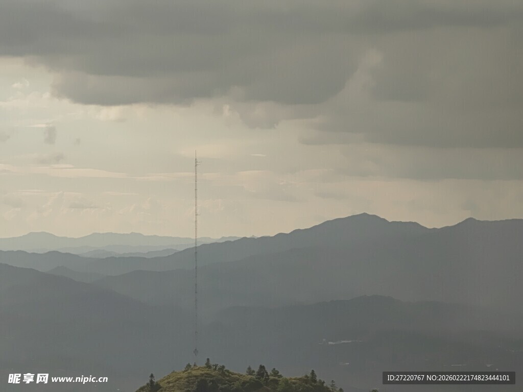 云雾缭绕的连绵山脉