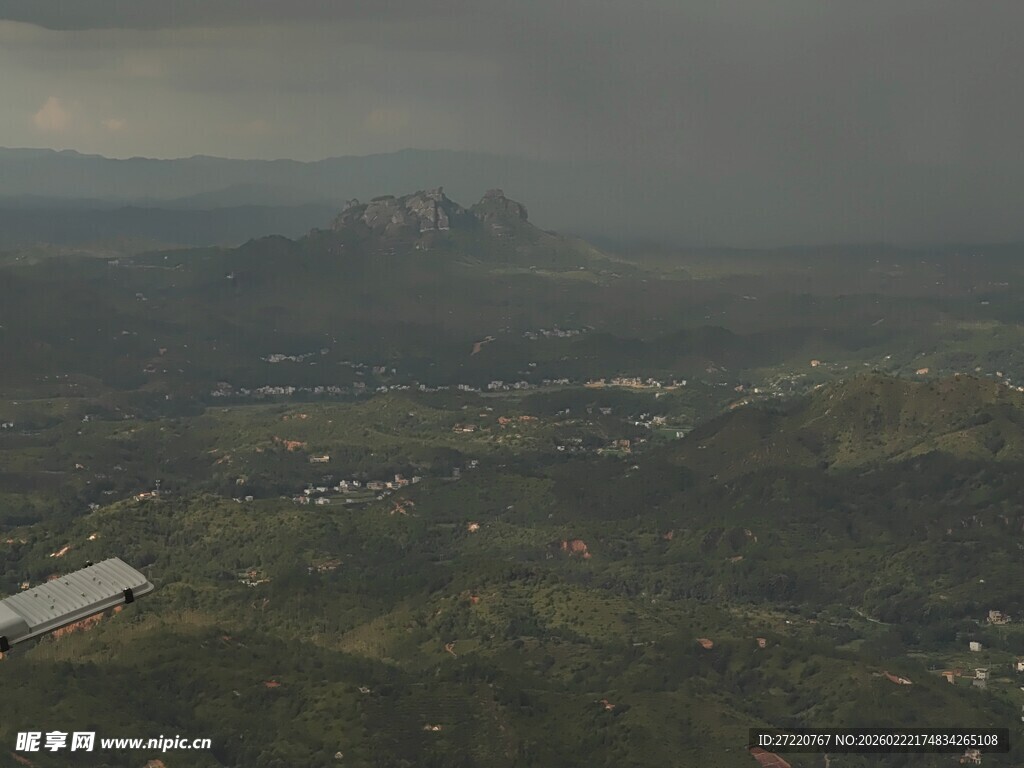 俯瞰云雾笼罩的山峦景观