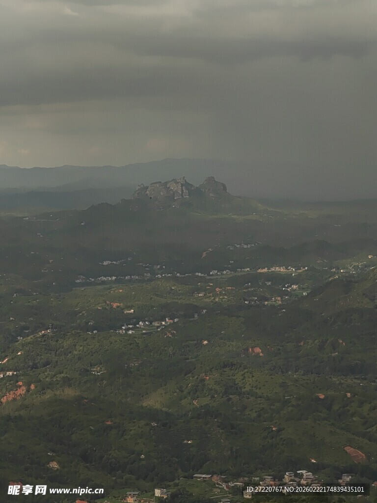 乌云笼罩下的山峦景观