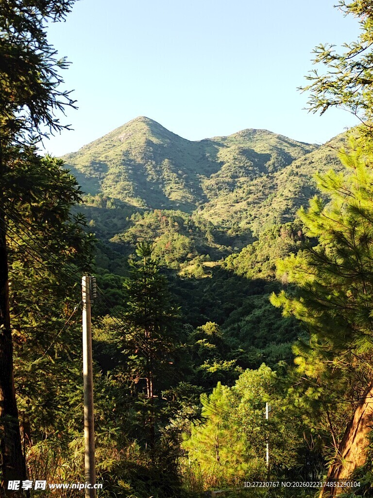 山林葱郁间的秀丽山峦