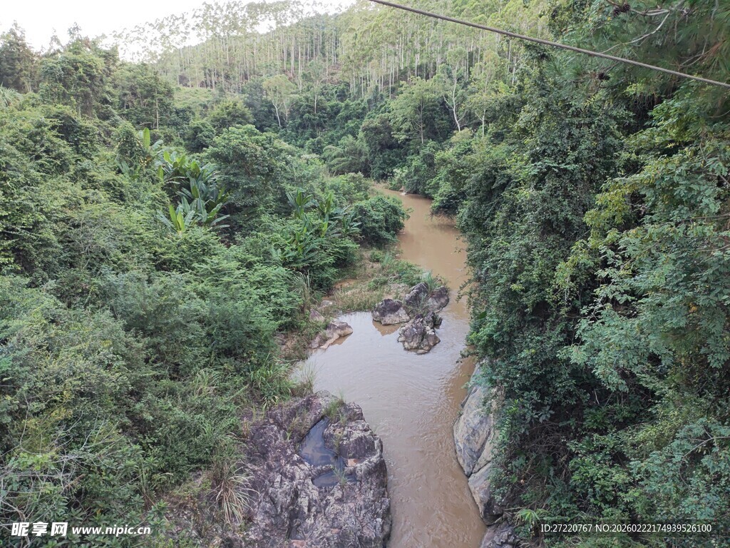 俯瞰山林间蜿蜒的河流