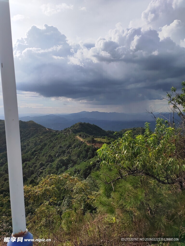 山间云雾缭绕的秀丽景致