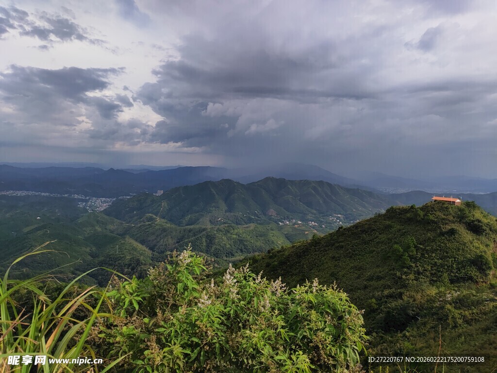 山峦云海间的壮美风光