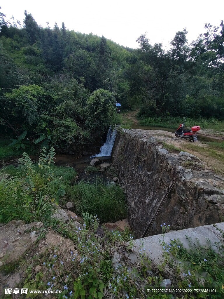 山间石砌水坝场景