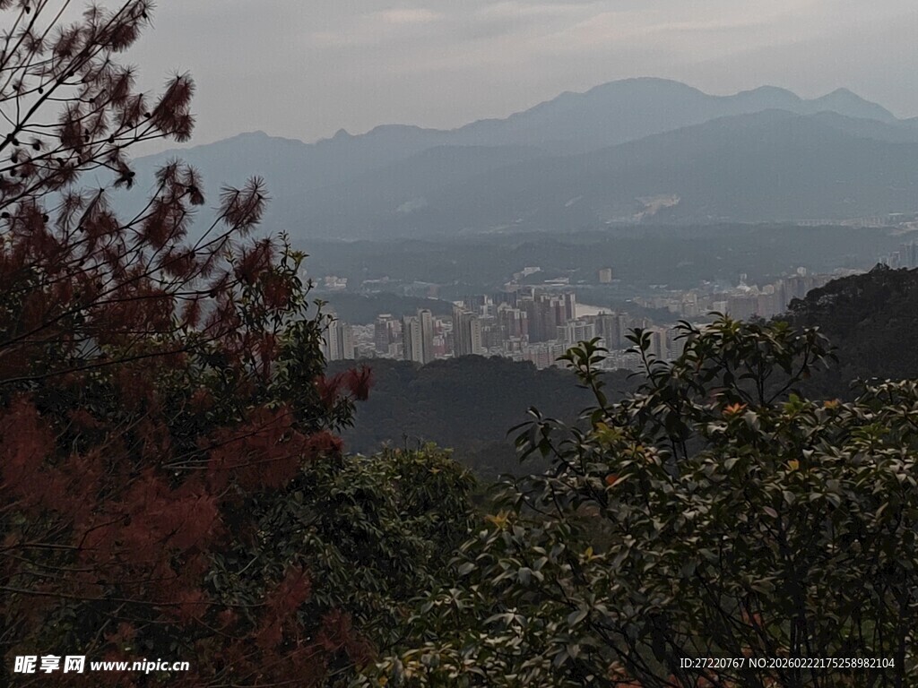 山间远眺城市与朦胧山峦