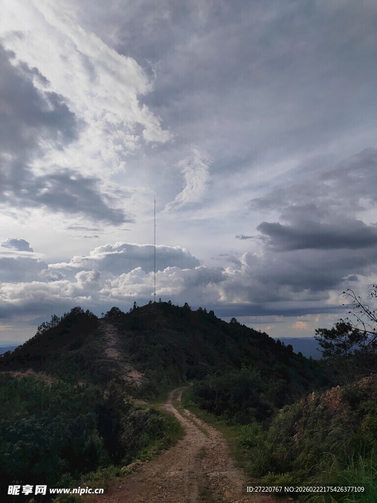 山间蜿蜒小路 云雾环绕