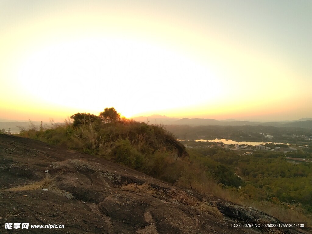 日落时分的山顶风光