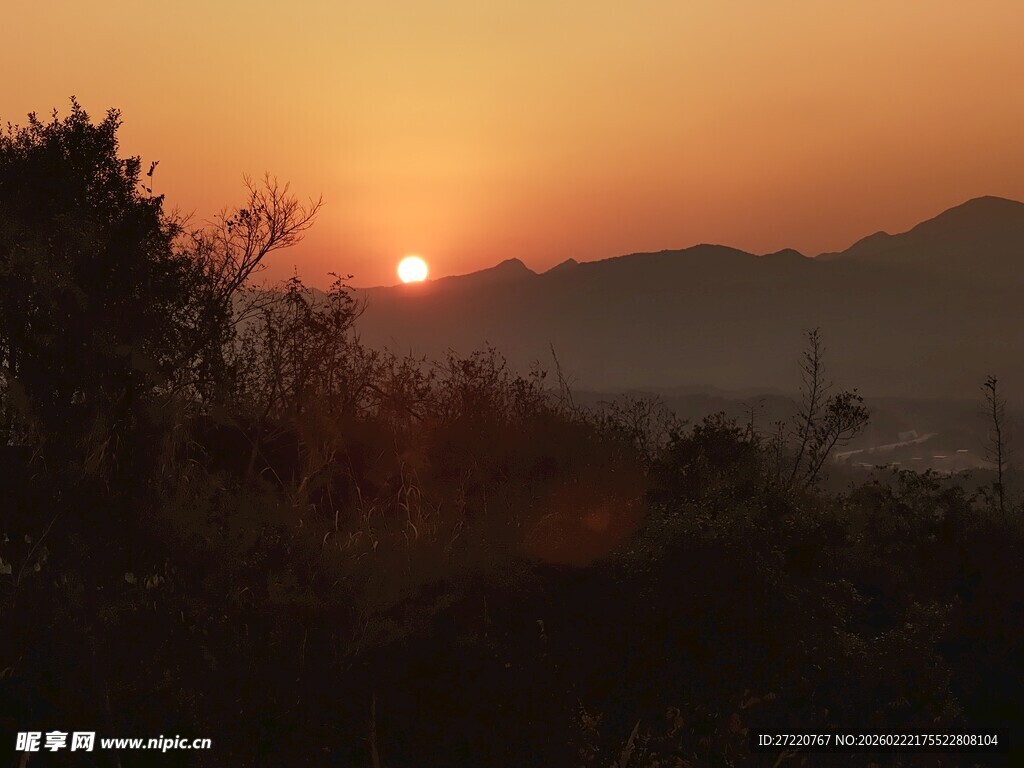日落山林间的静谧美景