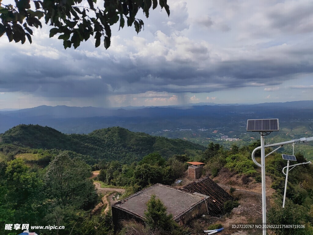 山间景致 云雾缭绕的村落