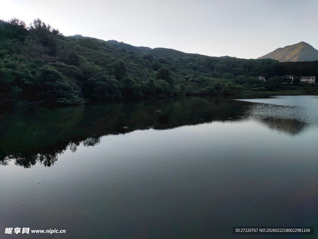 宁静湖畔 山林倒影之美