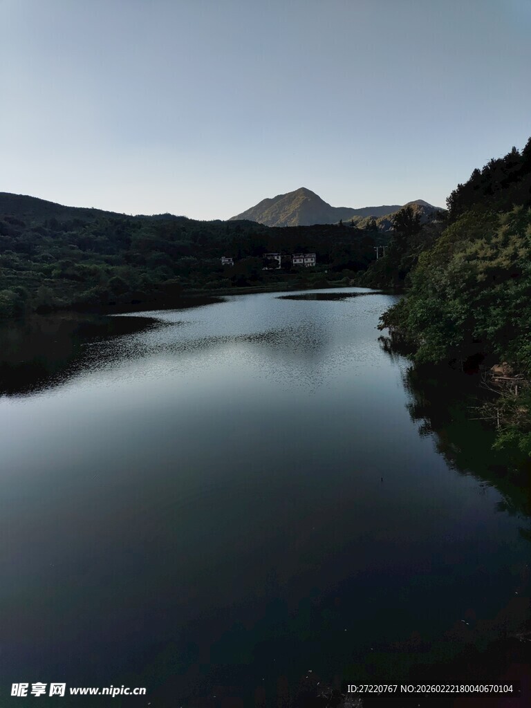 宁静湖畔山景