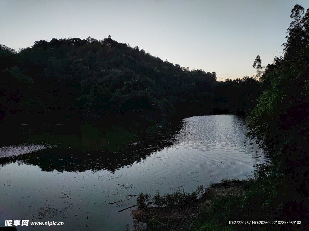 宁静河畔的暮色风光