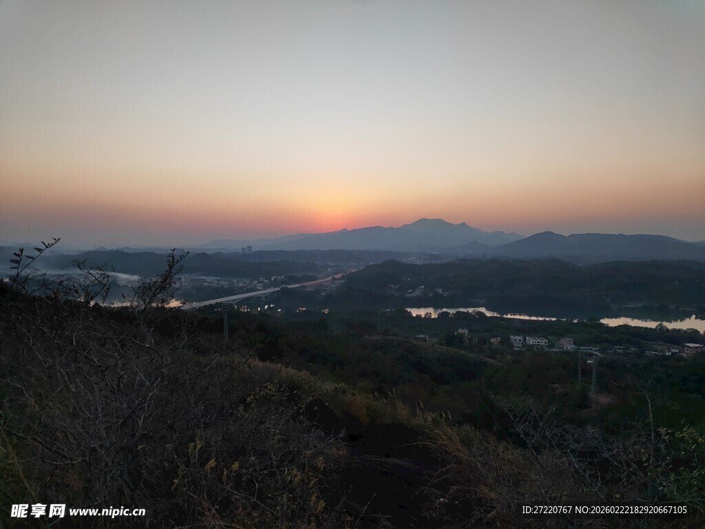 日落时分的山间美丽景致