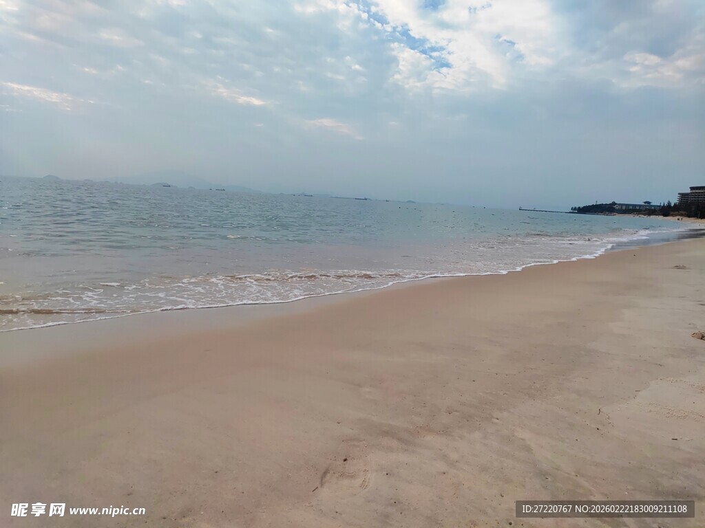 宁静沙滩与辽阔海景