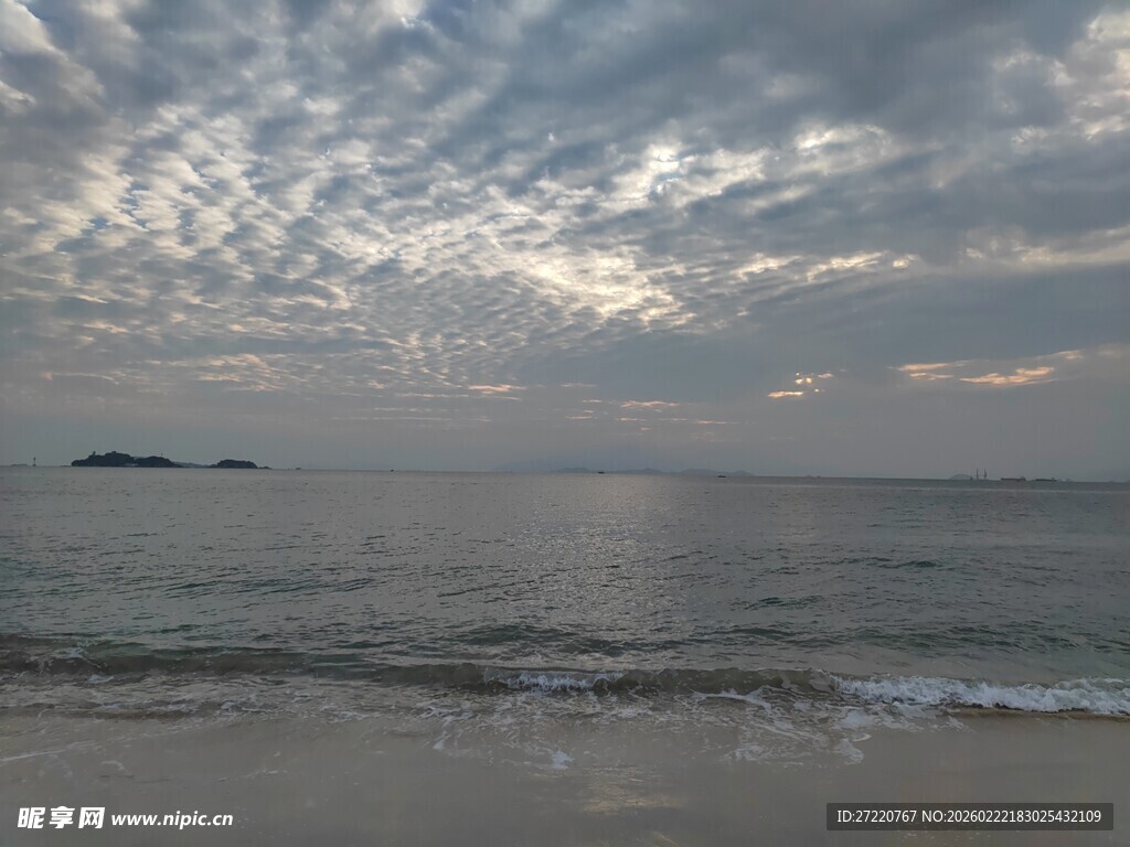 海边云雾缭绕的静谧景象