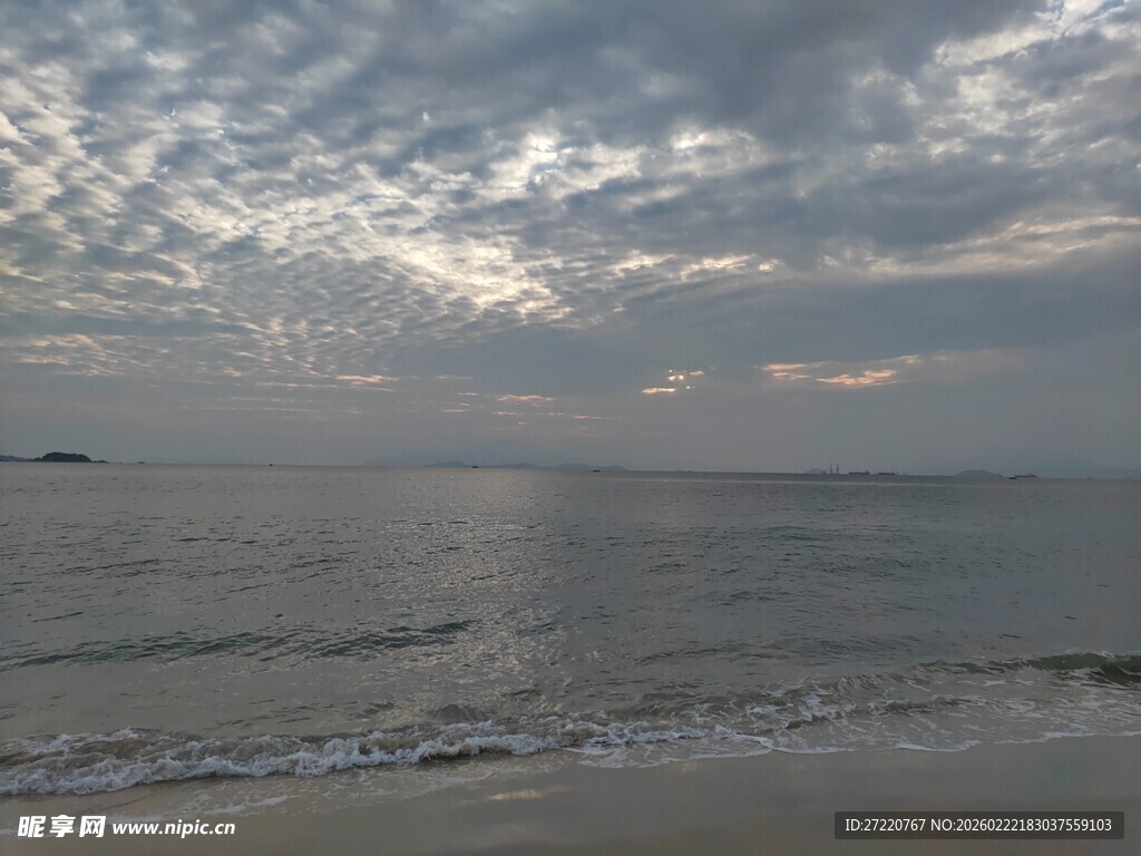 海边多云天色下的静谧景致