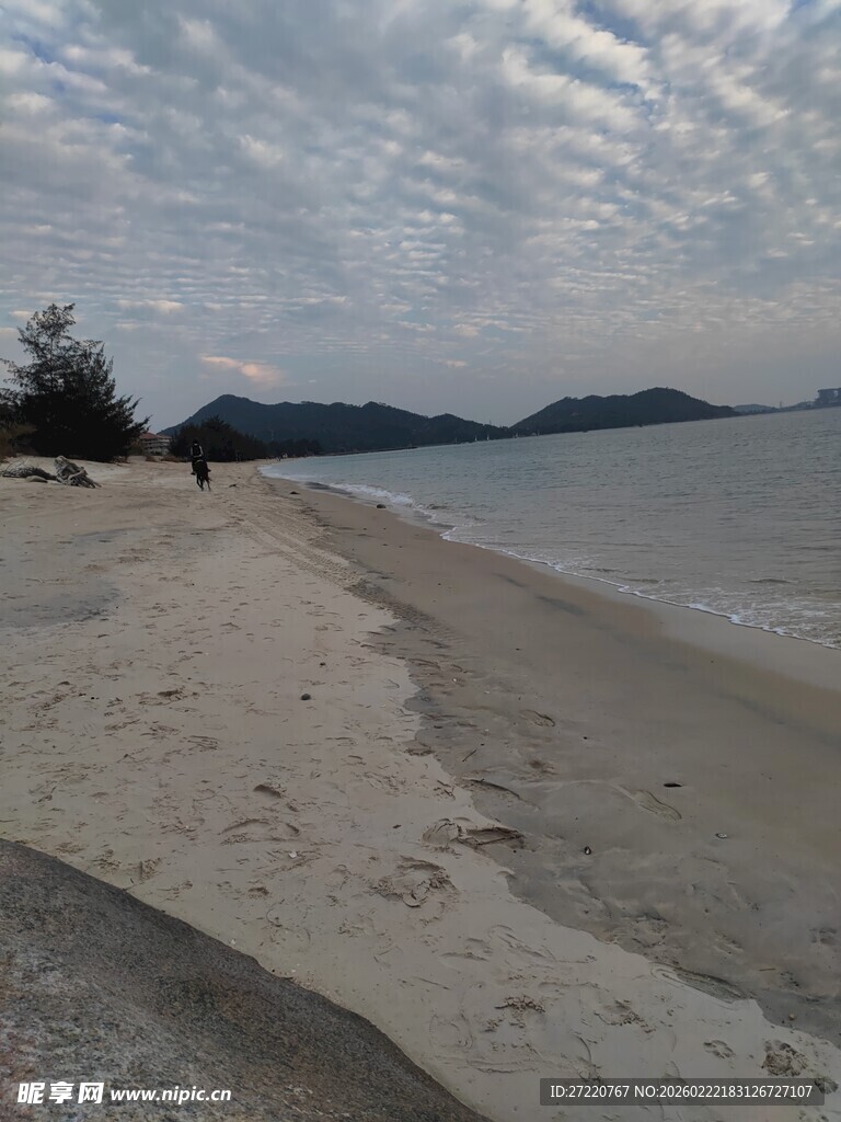 宁静沙滩与远方山海景致