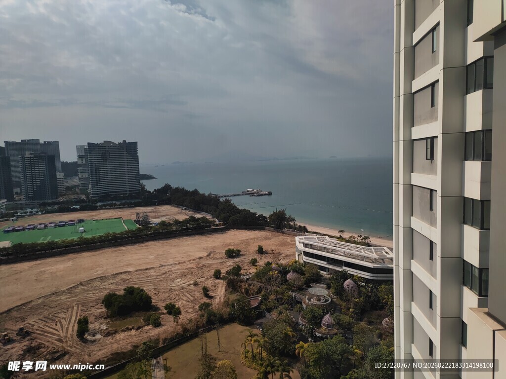 海景房外的城市与海滩景观