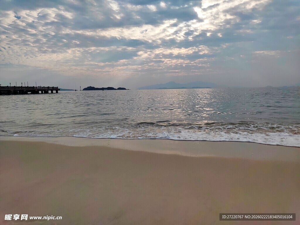 宁静海滩与天际线美景